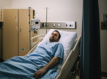 Az ápolónő titokban arra figyelmeztetett, hogy nézzek be a férjem kórházi ágya alá – amit ott találtam, azonnal hívnom kellett a rendőrséget!
A férjem, Gábor, csípőműtét utáni felépülése miatt már egy hete kórházban volt. Minden nap meglátogattam délelőtt vagy kora délután, de múlt pénteken az apám elvitte a gyerekeket éjszakára, így úgy döntöttem, meglepem Gábort egy esti látogatással a szokásos reggeli látogatásom után.
Amikor beléptem a kórterembe, Gábor kissé zavartnak tűnt, de beszélgettünk egy darabig. Később, amikor kimentem kidobni az almának a héját, amit épp neki pucoltam, összefutottam az egyik nővérrel. Félrehívott, és suttogva figyelmeztetett: „Nézzen be a férje ágya alá, amikor visszamegy a szobába.”
Zavarba jöttem. „Hogy érti ezt?”
A nővér gyorsan körbenézett a folyosón, majd egyenesen a szemembe nézett. „Csak bízzon bennem. Meg fogja érteni, amikor meglátja.”
Furcsán éreztem magam, de nem gondoltam túl sokat a dologra. Amikor visszamentem Gábor szobájába, úgy tettem, mintha véletlenül elejteném az almát, amit neki készítettem. Ahogy lehajoltam, hogy felvegyem, megláttam valamit az ágy alatt.
A szívem megállt.
Ott, közvetlenül az ágy alatt, SZEMEK néztek vissza rám.
?⬇️A teljes történet a kommentek között található.