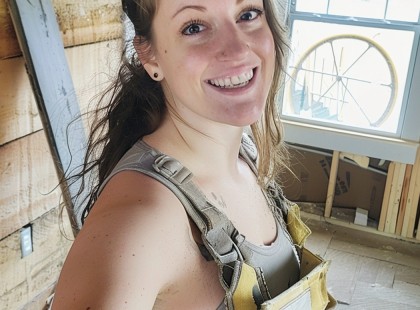 Édesanyám nekem ígérte a tóparti nyaralót – Miután minden pénzemet a felújításra költöttem, odaadta a nővéremnek!

Soha nem gondoltam volna, hogy édesanyám elárulhat engem.

De ott álltam a tóparti nyaraló konyhájában, a frissen festett falakat bámulva, kezeim még mindig sebhelyesek voltak a hónapokig tartó kemény munkától, amikor kimondta azokat a szavakat, amik mindent megváltoztattak.

– „Réka,” mondta, miközben kerülte a tekintetemet, „ki kell költöznöd. Anna jobban rászorul a nyaralóra, mint te.”

– „Kiköltöznöm?!” – kérdeztem döbbenten. „Anya, mindent beleadtam ebbe a házba. Megígérted, hogy az enyém lesz!”

„Tudom, mit mondtam” – felelte bizonytalanul. „De Annának gyerekei vannak, neked pedig nincsenek… Nem vagytok ugyanabban a helyzetben.”

A szavai gyomorszájon vágtak.

Nincsenek gyerekeim – nem azért, mert nem akartam, hanem mert nem lehetett.

Az exférjem is emiatt hagyott el, engem hibáztatva valamiért, amiről nem tehettem.

És most, amikor végre úgy éreztem, hogy egy helyen újrakezdhetem az életem, édesanyám mindezt elvette tőlem, hogy átadja Annának – a család „aranygyerekének.”

Ő semmit nem tett ezért a házért.

Míg én az összes megtakarításomat és még kölcsönt is belefektettem, hogy felújítsam.

Így hát összepakoltam.

A megtört ígéretek és a favoritizmus évek óta gyülemlett súlya szinte elviselhetetlen volt.

De miközben a dolgaimat némán pakoltam az autóba, a szomszédom, Juli, ideges arccal odaszaladt hozzám.

– „Réka, várj!” – szólított meg, miközben idegesen az édesanyám házára pillantott.

„El kell mondanom neked az igazat. Hallottam, miről beszélt anyád és Anna a múlt héten…”

⬇️ A teljes történet megdöbbentő fordulatokat tartogat – olvasd el a kommentek között! ⬇️??