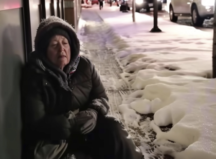 Karácsony estéjén hazavittem egy hajléktalan idős asszonyt a hóesésből – Néhány nappal később egy luxusautó állt meg a házam előtt Az idei karácsony este különösen kegyetlen volt. A Grayson család kúriájából indultam haza, ahol takarítónőként dolgozom, kimerülten és átfagyva. Az egyetlen, amire gondolni tudtam, az az otthonom volt, ahol öt gyermekem várt rám. A férjem, Péter már nincs velünk, és egyedül nevelem a gyerekeimet, miközben mindennapos küzdelem, hogy ételt tegyek az asztalra. Hazafelé menet megláttam egy idős asszonyt, aki vékony takarókba burkolózva ült a járda szélén, reszketve a hóban. Teljesen elhagyatottnak és kimerültnek tűnt. Megtorpantam. Nekem sem volt sok, de otthagyni őt ott a hidegben egyszerűen helytelennek érződött. Odahajoltam hozzá: – Asszonyom, van hova mennie ma este? Szomorú mosollyal megrázta a fejét: – Nincs, drágám, de ne aggódjon miattam. Bár tudtam, hogy szűkösen élünk, nem hagyhattam ott. – Nézze, nem sok mindenem van, de van egy meleg helyem és egy kis étel. Jöjjön velem. Elfogadta a segítséget, és együtt indultunk el az apró házam felé. Amint beléptünk, a gyerekeim – Éva, Anna, Dániel, Niki és a legkisebb, Tomi – azonnal akcióba lendültek. Teát készítettek neki, büszkén mutogatták az iskolában készített papírdíszekkel ékesített kis karácsonyfánkat, és együtt egy szerény, de szeretetteljes vacsorát fogyasztottunk el, amely nevetéssel és melegséggel töltötte meg a házat. Másnap a Grayson-kúriában az egyik kollégám, Janine gúnyos megjegyzést tett: – Alig tudja etetni a saját gyerekeit, és most még hajléktalanokat is befogad? Csak legyintettem, nem hagytam, hogy bántsanak a szavai. Három nappal később azonban, amikor épp munkába indultam, egy luxusautó állt meg a házam előtt. A szomszédok mind kíváncsian figyeltek, ahogy egy elegáns öltönyös férfi kiszállt, arcán komor tekintettel. – Maga Katalin? – kérdezte szigorú hangon, miközben méregetett. ⬇️ A teljes történet megható fordulatokat tartogat, amit az olvasók a kommentekben találhatnak meg.