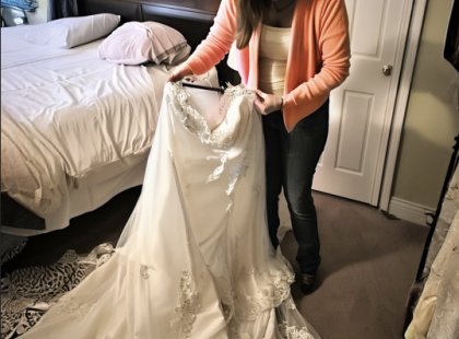 A lányom esküvői ruháját darabokra vágva találtam meg – a mostohalányom fölötte állt sírva, és azt hittem, ő tette. Tévedtem.