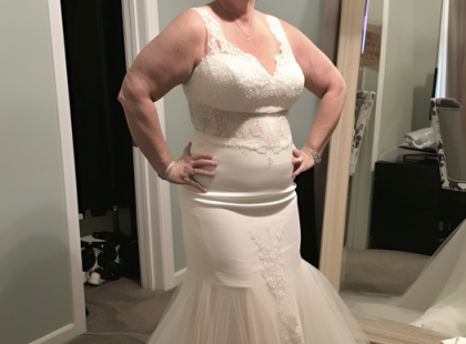 Az anyósom felpróbálta a 3 millió forintos esküvői ruhámat, tönkretette, és nem akarta kifizetni – de volt egy titkos fegyverem!

(26 éves nőként) és vőlegényemmel, Márkkal (28) októberi esküvőt tervezünk. Az anyósjelöltem, Judit, hónapok óta zaklatott az esküvői ruhám miatt, de amikor meghívtam vásárolni, mindig visszautasította. Végül anyukámmal mentem el, és megtaláltam a tökéletes ruhát – drága volt, de megérte minden forintját.

Tegnap, amikor hazajöttem anyukám házából, a ruhám és a vőlegényem is eltűnt. Azonnal hívtam Márkot, mert tudtam, hogy ő vihette el a ruhát az anyjához, aki már hetek óta követelte, hogy mutassam meg neki élőben, és nem volt hajlandó megelégedni a képekkel. Amikor Márk visszajött, szinte elállt a lélegzetem: a ruha tönkrement. A cipzár eltört, az anyag megnyúlt, és egyértelmű volt, hogy Judit felpróbálta.

Amikor követeltem, hogy Judit és Márk fizessék ki az új ruhát, Judit kinevetett, és csak annyit mondott, hogy ő legfeljebb a cipzárt hajlandó megjavíttatni.

Dühös és kétségbeesett voltam. De két nappal ezelőtt történt valami váratlan. Márk húga, Réka felkeresett, és ezt mondta:
– Ott voltam, amikor anyu felpróbálta a ruhát. Próbáltam megállítani, de tudod, milyen ő. Nagyon sajnálom. De örülök, hogy felkészültem erre. Nézd – ez majd ráveszi anyut, hogy kifizesse mindent. ⬇️

⬇️? ⬇️ A teljes történet megható fordulatokat tartogat, amit az olvasók a kommentekben találhatnak meg!