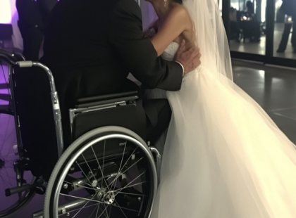 Menyasszony nem akarja, hogy kerekesszékes apja az oltárhoz kísérje, amíg meg nem látja őt a tévében – Megható történet