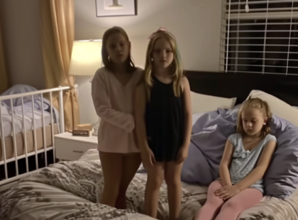 Két elhagyott ikerlányt találtam az erdőben, és hazavittem őket – másnap reggel sokkolt, amit a lányom szobájában találtam!