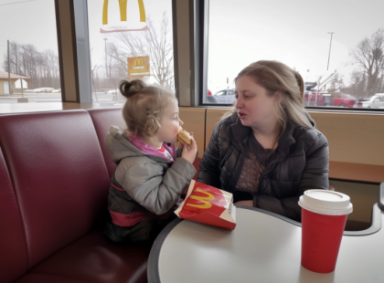 Ezt ki kell írnom magamból:
Egy idegen, aki örökre megváltoztatta az életemet – még most sem hiszem el, hogy ez megtörtént. 'Anya, ugye itt ehetünk?' – kérdezte Emma a legédesebb hangján, miközben izgatottan nézett körül a McDonald’s-ban. Tudtam, hogy csak egyetlen hamburgerre futja, mégis beleegyeztem. 'Persze, kicsim,' mondtam mosolyogva, bár belül összeszorult a szívem. A pénzünkből már alig maradt valami, csak a buszjegyre számítottam, hogy hazajussunk. A táskámból elővettem egy termoszt, és töltöttem neki egy kis teát – legalább úgy tűnjön, mintha teljes étkezés lenne. Ekkor vettem észre, hogy valaki figyel minket. Egy idegen pillantása találkozott az enyémmel, de gyorsan elfordultam. Pár perccel később azonban valami elképesztő történt.Elindult felénk és olyat tett amit most mindenkinek tudnia kell!
⬇️? ⬇️ A teljes történet megható fordulatokat tartogat, amit az olvasók a kommentekben találhatnak meg!