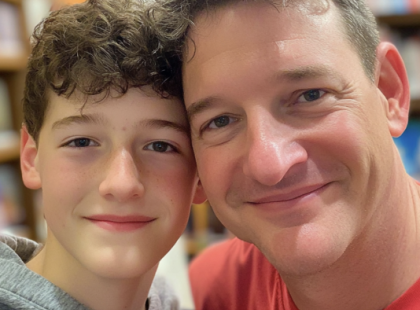 15 éve tűnt el a feleségem, miközben pelenkáért indult – a múlt héten a szupermarketben láttam meg, és ezt mondta: 'meg kell bocsátanod!
15 évvel ezelőtt Anna egy csókot adott újszülött fiunk homlokára, magához vette a táskáját, és azt mondta, elmegy pelenkát venni. Soha nem jött vissza. Évekig gyász és düh emésztett. A rendőrség semmire sem jutott; a telefonja kikapcsolt, a bankszámlái érintetlenek maradtak. Végül azt mondták, valószínűleg meghalt.
De én soha nem hittem el.
Egyedül neveltem fel Dávidot, miközben próbáltam feldolgozni a feleségem eltűnését. Küzdelmes volt, de megtettem mindent, hogy boldog gyerekkort biztosítsak neki. Dávid most 15 éves – magas, okos, és olyan mosolya van, mint az anyjáé.
A múlt héten, miközben a szupermarketben vásároltam, betértem a fagyasztott ételek közé, és megdermedtem. Ott volt. Anna. Rövidebb hajjal, idősebben, de egyértelműen ő volt. Nevetett, miközben egy zacskó borsót vett a kezébe. A szívem összeszorult. Élt.
Odamentem hozzá, és ahogy megfordult, az arcáról lefagyott a mosoly. Láttam a pánikot a szemében, mielőtt összeszedte magát. „Meg kell bocsátanod” – mondta halkan.
Bocsánatot kérni? Azért, hogy magamra hagyott a fiunkkal? Azért, hogy halottnak hitette magát? Azért, hogy nyom nélkül eltűnt?
„Magyarázd el. Most.” – mondtam, hideg és szúrós hangon. ⬇️
? ⬇️ A teljes történet megható fordulatokat tartogat, amit az olvasók a kommentekben találhatnak meg!