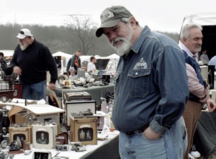 Eladtam az elhunyt anyám holmijait egy bolhapiacon, ahol egy idegen története arra késztetett, hogy titokban hajszálat vegyek a kabátjáról egy DNS-teszt miatt – Az életem története
