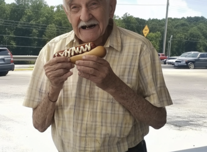 A 75 éves apám megkért, hogy vezessek 2100 kilométert a születésnapján – amikor megérkeztünk, egy fiatal nő várt rá!
Apám mindig is kalandvágyó ember volt, és úgy tűnik, tőle örököltem ezt a tulajdonságot. A közös szenvedélyünk az élet apró és nagy kalandjainak felfedezése.
Egy héttel a születésnapja előtt meglátogattam őt az idősek otthonában. Akkor váratlanul rám nézett, és azt mondta: „Töltsd tele a tankot – hosszú utunk lesz!” Zavarba jöttem, főleg amikor egy „nagyon fontos találkozót” emlegetett. Amikor részletekért kérdeztem, csak annyit felelt: „Hamarosan mindent megtudsz!”
A kalandvágyam nem hagyott nyugodni, így igent mondtam az ötletére. Három nappal a születésnapja előtt elindultunk egy tengerparti város felé, amit a térképen mutatott.
Két kimerítő nap vezetés után végre megérkeztünk. Apám láthatóan ideges volt, és egy üres tengerparton vártunk, ahol az idő szinte megállt.
Egyszer csak a csendet megtörte egy fiatal nő, körülbelül 25 éves lehetett, aki lassan odasétált hozzánk.
„Már vártam magukat,” mondta halkan, és ezzel mindent megváltoztatott...? ⬇️ A teljes történet megható fordulatokat tartogat, amit az olvasók a kommentekben találhatnak meg!