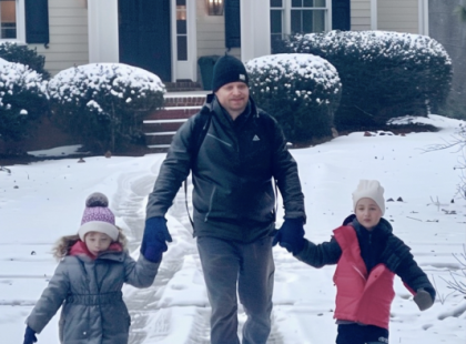 A férjem minden szombaton a gyerekeket 'nagymamához' vitte – egészen addig, míg egy nap a lányom el nem árulta, hogy ez nem az igazság!”
Hónapokon át minden szombaton a férjem, Lajos, elvitte a gyerekeinket, 7 éves Adélt  és az 5 éves Bendegúzt, hogy meglátogassák az édesanyját. Mivel Lajos édesapja nemrég hunyt el, és úgy tűnt, hogy közelebb kerültek egymáshoz, nem gyanakodtam.
De soha nem hívtak, hogy csatlakozzam. „Ez a nagymama és a gyerekek közötti idő,” mondta mindig. „Neked meg jól jön egy kis pihenés.”
Egy szombat reggel azonban Adél visszaszaladt a kabátjáért. „Viselkedj szépen a nagymamánál!” viccelődtem vele, miközben megsimogattam a haját. Adél azonban megállt, és furcsa arccal nézett rám.
„Anya,” suttogta komolyan, „a nagymama csak egy TITKOS KÓD.”
„Hogy érted ezt?” kérdeztem, miközben a szívem hevesen dobogott.
Adél szemei elkerekedtek, és gyorsan az ajtó felé nézett. „Nem szabad elmondanom,” mormogta, majd kirohant, mielőtt bármi többet kérdezhettem volna.
A gyomrom összeszorult. Mit rejtegetett Lajos? A „nagymama” valójában csak egy kód volt valamire – vagy valakire?
Az aznapi terveimet azonnal lemondtam. Felkaptam a kulcsaimat, és titokban követni kezdtem őket.
⬇️? ⬇️ A teljes történet megható fordulatokat tartogat, amit az olvasók a kommentekben találhatnak meg!