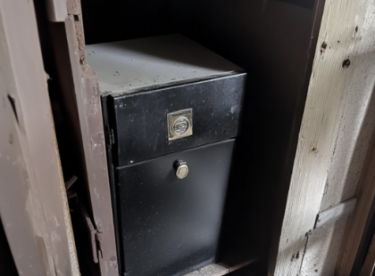 Két évvel a férjem halála után végre összeszedtem a bátorságomat, hogy átnézzem a holmijait a garázsban – és egy titkos széfet találtam, amiről soha nem is tudtam.”
Tizenhat évig voltunk házasok. Egy életet éltünk le együtt, gyerekek nélkül, mert én nem tudtam szülni. Beszéltünk az örökbefogadásról, de valahogy mindig halogattuk.
A garázs számomra Tamás életének szentélye volt. Mintha a poros dobozok és a zsúfolt polcok jobban őrizték volna az emlékét, mint én valaha is képes lettem volna. Két éven át elkerültem a garázst. Két évnyi kifogás, hogy túl korai, még nem állok készen, talán majd jövő héten.
De a gyász furcsa módon néha elhatározássá szelídül. Egy hűvös reggelen úgy döntöttem, hogy eljött az idő.
Az első doboz régi kempingfelszerelést rejtett – lámpákat, egy szakadt sátrat és egy rozsdás konzervnyitót. Mintha hallottam volna Tamás nevetését, éreztem volna a tábortüzek melegét, amelyeket együtt élveztünk. A következő dobozban a gimnáziumi évkönyvei voltak, tele barátok által írt vidám üzenetekkel, amelyek „az osztály legviccesebb srácának” nevezték.
Aztán a garázs hátsó sarkában találtam valamit, amit nem ismertem fel: egy fekete, elegáns széfet. Kicsi volt, zárva, és teljesen idegen számomra. A szívem hevesen vert, amikor végighúztam az ujjaimat a hideg fémfelületen. Miért nem említette soha? És ami még fontosabb: mi lehet benne?
Órákig kutattam a házban, míg végül megtaláltam a kulcsot az íróasztalának egyik hátsó fiókjában. Reszkető kézzel nyitottam ki a széfet…? ⬇️ A teljes történet megható fordulatokat tartogat, amit az olvasók a kommentekben találhatnak meg!