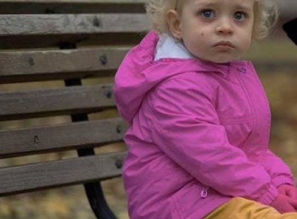 Megdöbbentő: Egyedül találtak egy kislányt a parkban, és ami ezután történt, az mindenkit sokkolt!
Egy hűvös téli estén Tóth Gábor rendőrtiszt kapott egy hívást. Egy legfeljebb hatéves kislányt, Lilit találtak egyedül a helyi parkban. Egy hintán ült, lassan lengedezett előre-hátra, kis kezeivel szorosan fogva a láncokat. Amikor egy aggódó járókelő odasétált hozzá, hogy megkérdezze, eltévedt-e, Lili egyszerűen azt válaszolta: „Anya később jön értem.” De ahogy a nap lement és a levegő egyre hidegebb lett, senki sem jött érte. Ekkor érkezett a rendőrség a helyszínre.
Tóth Gábor megérkezésekor Lili még mindig a hintán ült, rózsaszín dzsekiben, a haja két kis copfba kötve, és egy megviselt plüssmacit szorongatott. Nem tűnt ijedtnek vagy nyugtalannak, csak várt... és várt.
„Szia, kicsim,” köszöntötte őt Tóth Gábor kedvesen, letérdelve, hogy szemmagasságba kerüljön vele. „Én vagyok Tóth Gábor. Hogy hívnak?”
„Lili,” felelte a kislány halkan. „Várom anyát.”
Tóth Gábor megpróbálta megnyugtatni. „Szia, Lili. Tudod, hol van most anya?”
„Azt mondta, hogy később jön értem,” válaszolta Lili egyszerűen. „Itt kell várnom rá.”
Egy hideg fuvallat söpört végig a parkon, amint az este sötétedett. „Mióta vársz itt, Lili?” kérdezte Tóth Gábor.
Lili kis homloka ráncba szaladt. „Délután óta,” mondta végül. „Anya el kellett menjen valahova.”
Az eset egyre rejtélyesebbé vált, és Tóth Gábor aggódni kezdett. „Lili, tudod anya telefonszámát? Vagy hol laktok?”
Lili csak rázta a fejét. „Nem, de anya mondta, hogy jön értem.”
„Rendben, Lili. Mit szólnál, ha velem jönnél a rendőrségre? Ott várhatnánk meg anyát. Itt kezd hideg lenni.”
Lili bólintott, és kézen fogva követte Tóth Gábort a járőrautóig, szorosan ölelve a plüssmacit.
Mi történt ezután? Az események váratlan fordulatot vettek. Kiderül, hogy... 
⬇️?A teljes történet megrázó fordulatokat tartogat, amit az olvasók a kommentekben találhatnak meg.