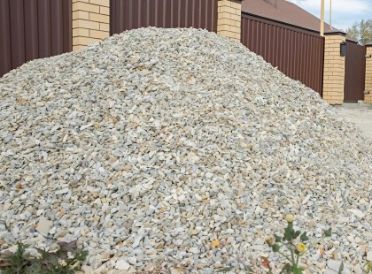 Az új szomszéd kavicsot öntött a házunk elé. Udvariasan kértem, hogy takarítsa el, de bocsánatkérés helyett a szomszéd gúnyos mosollyal az ajtóra mutatott: — Ez az én problémám. Akkor oldom meg, amikor úgy érzem, hogy szükséges. Ekkor rájöttem, hogy ezzel az emberrel nem lehet békésen megegyezni. Így aztán meg kellett tennem valamit, amiről egyáltalán nem bánom. A szomszéd kezdte kerülni a közvetlen kommunikációt.