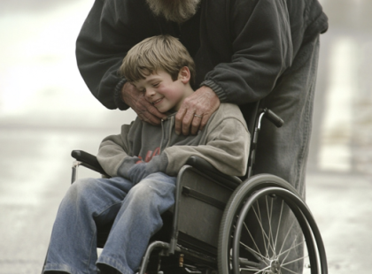 Egy mozgássérült hajléktalan férfi odaadta kerekesszékét egy járni képtelen szegény kisfiúnak – öt évvel később a fiú megtalálta, hogy viszonozza a kedvességét
A város utcáin mindenki csak 