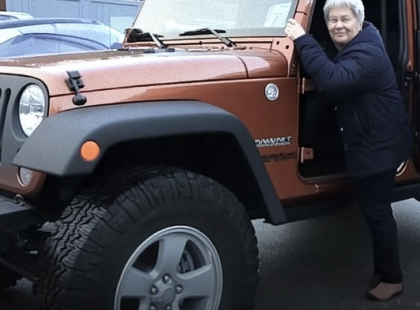 Az idős hölgy, akiről gondoskodtam, bevont a tervébe, hogy bosszút álljon a kapzsi unokáin – és én egy örökségért folytatott játszma közepén találtam magam! ??
Pénztelen, kétségbeesett friss diplomásként bukkantam rá egy hirdetésre: „Bentlakásos gondozót keresünk idős hölgy mellé.”
Azonnal jelentkeztem, és meglepően gyorsan kaptam interjúidőpontot. Amikor megérkeztem a kúriához, két fiatal, Márton és Dóra – az idős nő unokái – nyitott ajtót. Majd találkoztam Váradi Erzsébettel: törékeny, ágyhoz kötött… mégis tökéletes frizurával és manikűrrel. Azonnal felvett.
Már az első nap feltűnt, hogy az unokák alig szólnak hozzá. Ugyan együtt éltek vele, mégis úgy tettek, mintha nem is létezne – mintha csak várnák, hogy meghaljon.
Aztán furcsa dolgok kezdtek történni. A függönyök, amelyeket becsuktam, titokzatos módon nyitva voltak. Tárgyak eltűntek vagy helyet változtattak. Erzsébet állította, hogy nem ő volt, az unokák pedig a közelébe sem mentek. Azt hittem, talán csak képzelődöm…
Aztán egy este minden megváltozott. Vacsoránál Márton és Dóra bejelentették, hogy elköltöznek. Erzsébet csak sejtelmesen elmosolyodott:
– Nekem is van egy hírem. Megváltoztatom a végrendeletemet.
Másnapra a két unoka hirtelen mintagyerekekké vált. Ajándékokkal halmozták el Erzsébetet, próbálták visszanyerni a kegyeit. De ő átlátott rajtuk.
Aztán egy este magához hívott, egy borítékot nyomott a kezembe, és a fülembe súgta:
– Eljött az idő. Bérelj egy autót. Éjfélkor várj a kertben, amikor a lámpák kialszanak. Légy készen mindenre.
Ledermedtem. Mi folyik itt?! De annyira kíváncsi voltam, hogy belementem a játékba… és aztán olyasmi történt, amire sosem számítottam! ?⬇️?A teljes történet megrázó fordulatokat tartogat, amit az olvasók a kommentekben találhatnak meg.