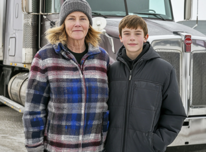 KAMIONSOFŐR VAGYOK, FELVETTEM EGY FIATAL FIÚT AZ ÚTON – AMIKOR MEGTUDTAM A TÖRTÉNETÉT, VISSZAFORDULTAM
Évek óta kamionosként dolgozom. Nem megszokott, hogy egy nő ebben a szakmában helytáll, de én tudtam, mire vállalkozom, és sosem féltem a kihívásoktól.
Egy csendes, elhagyatott útszakaszon észrevettem őt – egy körülbelül tizenhat éves fiút, ahogy az út szélén állt. Gyűrött ruhák, elgyötört arc, elveszett tekintet. Mintha nem is tudná, hová tart.
Lassítottam, majd félrehúzódtam. Tudtam, hogy nem lenne szabad stopposokat felvennem, de valami azt súgta, hogy most kivételt kell tennem.
– Kell egy fuvar? – kérdeztem.
Hosszú másodpercekig habozott, majd végül bólintott és felszállt a fülkébe.
Az út elején csendben ültünk, csak a motor zúgása töltötte meg a teret.
– Hová tartasz? – törtem meg a csendet.
– Nem igazán tudom. – mormolta az ablakon kibámulva.
– Menekülsz valami elől?
Alig észrevehetően bólintott, de nem mondott többet. Nem akartam erőltetni.
Egy benzinkútnál megálltam tankolni, hagytam, hogy gondolkodjon. Amikor visszaértem, még mindig nem nézett a szemembe.
– Beszélgetni szeretnél? – kérdeztem csendesen. – Úgy tűnik, sok minden nyomja a szíved.
Hosszú csend után végre megszólalt, alig hallható hangon… ⬇️
?⬇️⬇️A teljes történet megrázó fordulatokat tartogat, amit az olvasók a kommentekben találhatnak meg..