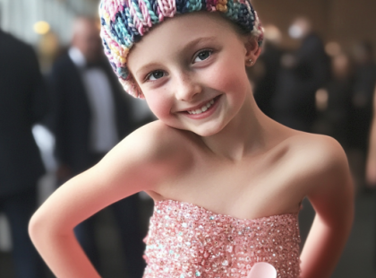 A vőlegényem kislánya egy furcsa kötött sapkát viselt az esküvőnkön – és amikor levette, sírva fakadtam