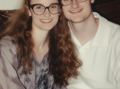 A feleségem temetése után hazatértem – üres voltam. De aztán találtam egy fotót, ami mindent megváltoztatott.
A temetés után hazamentem. Üres voltam. Nem vettem le a kabátomat, nem vettem le a cipőmet, csak bementem a hálószobába, és összeestem az ágyunkon – az ő oldalán. Az illata még ott volt a párnán.
A szoba félhomályban úszott, csak az éjjeli lámpa adott némi fényt. Kinyúltam a kedvenc fényképünkért az éjjeliszekrényről – az eljegyzésünk napján készült –, és bámultam, ahogy annyiszor tettem már.
Aztán valami furcsa történt.
Ahogy tartottam a képet, éreztem, hogy a keret hátulja nem sima. Mintha valami meg lenne mögötte rejtve. Először azt hittem, csak egy papírdarab, de az ujjaim újra és újra végigtapogatták a dudort. Gondolkodás nélkül levettem az üveget, szétszedtem a keretet…
És a következő másodpercben földbe gyökerezett a lábam.
Egy másik fénykép hullott ki belőle. Egy fénykép a feleségemről… egy kórházi ágyon… egy ÚJSZÜLÖTTET tartva a karjában.
De mi soha nem voltunk szülők. Soha nem volt gyerekünk.
Megfordítottam a fényképet, és a feleségem kézírását láttam rajta:
„Mama mindig szeretni fog téged.”
És alatta egy telefonszámot.
A kezem remegett, ahogy tárcsáztam.
A vonal túlsó végén egy óvatos női hang szólalt meg:
– Halló? ?⬇️⬇️A teljes történet megrázó fordulatokat tartogat, amit az olvasók a kommentekben találhatnak meg..