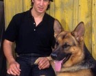 Tobias Moretti, aki egykor a Rex rendőrfőnök ikonikus Moser felügyelője volt, a felejthetetlen napok óta is szeretett figura maradt hűséges kutyás sztárja mellett 😍🐕💥 A rajongók éles eszű, robusztus nyomozóként emlékeznek rá, de az idő sokat változtatott rajta 😱🥺 Lásd a fotókat a kommentekben 👇👇👇