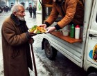 „Nos… nekem nincs pénzem” – mondta az idős férfi, miközben a tányér ételre nézett. A fiatal séf ekkor még nem tudta, hogy egy legendával hozta össze a sors! 🍽️💔
Német Balázs, egy fiatal és tehetséges séf, mindig is a szabadságról álmodott. Nem akarta mások receptjeit ismételgetni, nem akart egy előre megírt menü alapján dolgozni – alkotni akart, kockáztatni, meglepni az embereket.
Egy luxusétteremben kezdte karrierjét, ahol minden adott volt: jó fizetés, hírnév, gazdag vendégek. De minél tovább dolgozott ott, annál inkább úgy érezte, hogy csak egy fogaskerék a rendszerben, egy szakács a sok közül, akinek nem engedik, hogy kiteljesedjen.
Egy nap elege lett. Felmondott, és minden megtakarított pénzét egy régi, rozsdás food truckba fektette. Az „Ízek Gurulva” megszületett.
Az indulás azonban tele volt akadályokkal.
🚨 Első nap: Meghibásodott a generátor, és Balázsnak kétségbeesetten kellett szerelőt találnia, hogy este egyáltalán dolgozni tudjon.
🥶 Második nap: Hirtelen jött a hideg, és alig volt vevő. Balázs a fagyos levegőben állt a food truckban, és elgondolkodott: hibát követett el, amikor feladta a biztos állását?
💡 Harmadik nap: Ekkor történt valami, ami mindent megváltoztatott.
Egy idős férfi minden nap eljött a food truck közelébe. Nem rendelt semmit. Csak figyelte az embereket, ahogy esznek, beszélgetnek, nevetnek.
Balázs először azt hitte, hogy csak egy kíváncsiskodó, de a harmadik nap után már gyanús lett neki.
Miért jön el minden nap? Miért nézi az ételeket ilyen figyelemmel, de soha nem rendel?
A negyedik napon már nem bírta tovább.
Fogott egy tányér forró tacót, odament az idős férfihoz, és letette elé.
– Ezt fogadja el, kérem! – mondta kedvesen.
A férfi megrezzent, és lassan felemelte a tekintetét. Látszott rajta, hogy zavarban van.
– Én… nekem nincs pénzem. – mondta halkan, az ujjait az asztallap szélébe mélyesztve.
Balázs csak elmosolyodott, és legyintett.
– Ma én vendégelem meg. Csak kóstolja meg!
A férfi tétovázott. Úgy tűnt, nem tudja elhinni, hogy tényleg ehet ingyen. De aztán megfogta a villát, és megkóstolta az ételt.
Ekkor történt valami furcsa.
A férfi mozdulatlanná dermedt. A tekintete kitágult, az ujjai megálltak a levegőben.
– Ez… ez az íz… – suttogta.
Balázs döbbenten figyelte.
A férfi lassan letette a villát, és mély levegőt vett.
– Pontosan ilyen ízeket alkottam egykor.
Balázs szíve hevesebben kezdett verni.
– Egykor? Ön is szakács volt?
A férfi elmosolyodott, de a mosolyában szomorúság volt.
– Igen. Régen. Egy elegáns étterem főszakácsa voltam. Német Mihály a nevem.
Balázs egy pillanatra megdermedt.
Német Mihály?!
A név ismerősen csengett. A város egyik legendás séfje volt. A régi idők egyik legnagyobb szakácsa, aki exkluzív éttermeket vezetett, és olyan ételeket készített, amikről még évek múlva is beszéltek az emberek.
De az étterem bezárt. És azóta senki nem hallott róla.
Hogyan juthatott ide? Mi történt vele?
Balázs ekkor még nem sejtette, hogy ez a találkozás nemcsak Mihály életét változtatja meg, hanem az övét is…
👉 A folytatásban kiderül, hogyan vált egy elfeledett séf és egy fiatal álmodozó a város legkülönlegesebb food truckjának két oszlopává! 🚚🔥 ⬇️⬇️⬇️A teljes történet a kommentek között található.