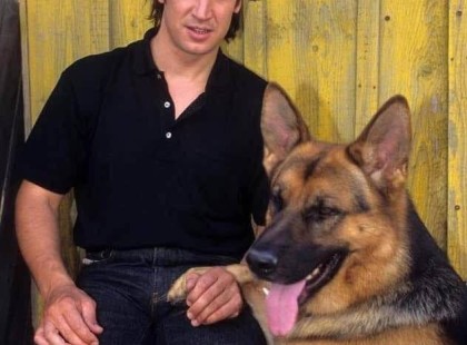 Tobias Moretti, aki egykor a Rex rendőrfőnök ikonikus Moser felügyelője volt, a felejthetetlen napok óta is szeretett figura maradt hűséges kutyás sztárja mellett ??? A rajongók éles eszű, robusztus nyomozóként emlékeznek rá, de az idő sokat változtatott rajta ?? Lásd a fotókat a kommentekben ???