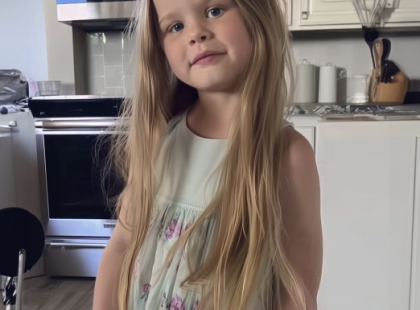 Az 5 éves kislányom nem akarta levágatni a haját, mondván: „Azt szeretném, hogy az igazi apukám felismerjen, amikor visszajön” – történet az apai szeretetről