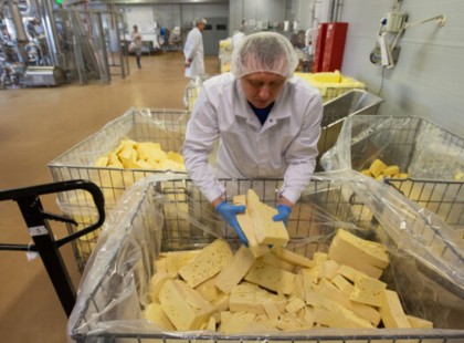 1 milliós álomfizetést ígér Ausztriai joghurtgyár !NINCS MUNKAERŐ! Ausztriai joghurtgyár már havi 1 millió forintos fizetéssel csábítja a magyar munkásokat: Szállást, ebédet adnak! Érettségi sem kell!