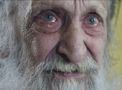 Kérlek drága fiam vigyél haza húsvétra. Leülök a sarokba és veled maradok pár napig. Senkinek nem fogok bajt okozni. Jobban bánnak majd velem a saját otthonomban. Nem bírom már sokáig.. A fiú válaszolt: