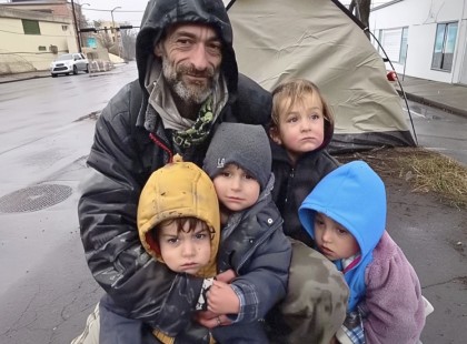 Egyedülálló apa vagyok, 4 gyerekkel. Az elmúlt 4 hónapban egy sátorban éltünk az utcán. És ami pár napja történt velem... az megváltoztatta az életünket!Pár nappal ezelőtt egy szörnyű jelenetet láttam a benzinkútnál. Egy idős férfi nem tudta kifizetni a vizet, amit a gyógyszereihez kellett volna meginnia. Az emberek ahelyett, hogy segítettek volna, csak gúnyolódtak rajta és elzavarták. Nem bírtam tovább nézni. Az utolsó fillérjeimből kifizettem neki az üveget.Másnap reggel két hatalmas terepjáró parkolt le a sátrunk mellé.Egy őr odalépett hozzám, és azt mondta: „Ez a levél önnek szól, uram.”Kibontottam, elolvastam, és... A szavak elakadtak. Csak álltam ott, remegő kézzel tartva a levelet, és könnyeimmel küszködve kérdeztem:„Ez... Ez komoly? Ez valami tréfa, vagy tényleg igaz?”Ami ezután következett, az a legmerészebb álmaimat is felülmúlta. ?⬇️⬇️A teljes történet a kommentek között található.