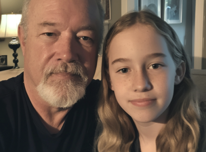 „Harminc évig azt hittem, hogy örökbe fogadtak – A valóság azonban ennél sokkal sötétebb volt”

Mindig tudtam, hogy örökbe fogadtak – apám már hároméves koromban elmondta nekem. Hat hónappal később az örökbefogadó anyám tragikus balesetben meghalt. Nem sok emlékem maradt róla, csak a meleg, napsütésszerű mosolya.

Ezután már csak ketten maradtunk apámmal. De a gyermekkorom soha nem volt könnyű.

Apám folyamatosan emlékeztetett rá, hogy nem tartozom hozzá igazán. Ha hibáztam, ha gyenge voltam, mindig ugyanazt hallottam:

„Talán ezt az igazi szüleidtől örökölted.”
„Szerencsés vagy, hogy egyáltalán megtartottalak.”

Hatéves voltam, amikor egy kerti partin, a szomszédok előtt nyíltan kijelentette, hogy örökbe fogadtak. Másnap az iskolában a gyerekek elkezdtek „árvalánynak” csúfolni.

A gúnyolódás soha nem ért véget.

Ha sírva mentem haza, apám csak vállat vont:

„A gyerekek már csak ilyenek.”

Minden egyes születésnapomon elvitt egy árvaházhoz, hogy lássam: vannak gyerekek, akiknek „még nálam is rosszabb”.

Harminc éven át azt hittem, hogy nem kellettem senkinek. Hogy egy elhagyott, felesleges teher vagyok.

Csak egyvalaki próbált meggyőzni, hogy derítsem ki az igazságot. A vőlegényem, Márk.

– Talán, ha többet megtudnál az igazi szüleidről, megnyugvást hozna neked.

Először elutasítottam. Mine… k?

De végül beadtam a derekam. Pár hete elmentünk abba az árvaházba, amelyről apám mindig azt állította, hogy onnan hozott el.

A recepción egy idős nő lapozgatni kezdte a nyilvántartást. Aztán hirtelen megállt.

Felnézett rám.

„Sajnálom, de nincs rólad semmilyen adatunk.”

Megdermedtem.

Mintha az egész világ meginogott volna alattam.

Akkor… ki vagyok én?

Összezavarodva és remegve egyenesen apám házához mentünk.

Mikor kinyitotta az ajtót, már nem volt bennem félelem, sem tisztelet. Csak az igazság kellett.

– Jártunk az árvaházban. Soha nem hallottak rólam. Miért hazudtál nekem?

Apám megmerevedett.

Hosszú pillanatokig némán állt.

Aztán mély levegőt vett.

És végre kimondta:

„Tudtam, hogy egyszer eljön ez a nap.”

Majd lassan elkezdett vallomást tenni…

⬇️⬇️⬇️ A teljes történet megrázó fordulatokat tartogat, amit az olvasók a kommentekben találhatnak meg. ⬇️⬇️⬇️