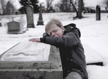 A kisfiú ikertestvére sírjához ment, és este 11-kor sem tért haza – Megrázó történet a gyász és a szeretet erejéről „Anya, apa! Kérlek, hagyjátok abba!” – kiáltotta Marci, miközben berohant szülei hálószobájába. A kisfiú nem bírta tovább hallgatni Eszter és Péter folyamatos vitáit. Marci szíve összetört. Borzasztóan hiányzott neki Tamás, az ikertestvére, akit nemrég veszített el egy tragikus balesetben. Annyira fájt neki a veszteség, hogy azt kívánta, bárcsak ő is vele ment volna. Úgy érezte, hogy szülei már nem törődnek vele, a fiukkal, aki még életben maradt. „Utállak titeket…” – suttogta könnyeivel küszködve. „Nem akarok veletek élni! Elmegyek Tamáshoz, mert csak ő szeretett igazán!” Miközben Eszter és Péter tovább vitatkoztak, észre sem vették, hogy Marci kiszaladt az ajtón, kezében a kertből szedett dáliákkal, és a közeli temetőbe indult, testvére sírjához. A kisfiú ujjait Tamás sírkövére helyezte, és zokogva könyörgött: „Tamás, kérlek, kérd meg az angyalokat, hogy hozzanak vissza! Anya és apa állandóan veszekszik, és már nem szeretnek engem. Kérlek, gyere vissza!” Hirtelen furcsa zajt hallott maga mögött. Mintha valaki lépteit érezte volna a temető sötétjében… Eszter szíve zakatolt. Már este 11 óra volt, amikor benézett Marci szobájába, de a kisfiú nem volt ott. Péterrel együtt azonnal Tamás sírjához siettek. A temető azonban kihaltnak tűnt, és sehol sem látták Marcit. „Marci!” – kiáltotta Eszter kétségbeesetten. „Marci, itt vagy?” Ekkor Péter megérintette feleségét. „Nézd!” – mondta döbbenten, miközben egy távoli fényre és különös hangokra mutatott a temető mélyén. A teljes történet megrázó fordulatokat tartogat, amit az olvasók a kommentekben találhatnak meg..