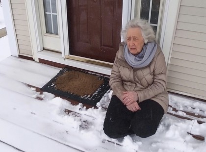 EGYETLEN FIAM NEM HAGYTA, HOGY LÁSSAM ÚJSZÜLÖTT UNOKÁMAT, MIUTÁN 5 ÓRÁT GYALOGOLTAM, HOGY TALÁLKOZZAM VELE 71 évesen végre nagymama lettem! Alig vártam, hogy megláthassam az unokámat. De ekkor a fiam, Márk, közölte velem, hogy nem tud értem jönni. Őszintén szólva, mindig is úgy éreztem, hogy Márk, a gazdag új életében, szégyellte az öreg, szegény édesanyját. De annyira hiányoztak, hogy eldöntöttem: nem érdekel! Gyalog megyek el hozzájuk! A dermesztő hideg, a hó, a fájdalmasan rossz lábaim, amelyek alig működnek a járókeret nélkül… Mindez ellenére elindultam. ÖT ÓRÁT gyalogoltam. Éhesen, kimerülten, alig állva a lábamon, de semmi nem állíthatott meg. Végül elértem a házukat, és bekopogtam. Márk nyitotta ki az ajtót, döbbent tekintettel nézett rám. Elmeséltem neki az utamat, remélve, hogy megérti majd az erőfeszítésemet, de ő rám förmedt: „Nem érdekel, min mentél keresztül! Mondtam, hogy majd később találkozunk! MOST MENJ HAZA!” És becsapta az ajtót az orrom előtt! Ott álltam, könnyeimmel küszködve. Ezt érdemlem én, aki egyedül neveltem fel a fiamat, mindent feláldozva érte? Aznap este, amikor végre hazaértem, már nem tudtam mozogni. A lábaim feldagadtak, és szó szerint felmondták a szolgálatot. Abban a pillanatban, amikor úgy éreztem, nem bírom tovább, hallottam, hogy kinyílik a bejárati ajtóm…⬇️A teljes történet a kommentek között található. ⬇️