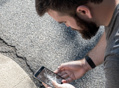 Egy férfi összetört telefont talál az út szélén – amikor behelyezi a SIM-kártyát a saját készülékébe és felhívja a „Lánya” nevet, döbbenetes dolog derül ki!
Bence számára ez a reggel semmiben sem különbözött a többitől. A harmincéves programozó épp a pékség felé tartott, hogy friss zsemlét vegyen édesanyjának. Ám ahogy a járdán sétált, valami szokatlanra lett figyelmes: egy régi, összetört telefon hevert a földön, mintha egy autó hajtott volna át rajta.
Bence, aki mindig is imádott kütyükkel bíbelődni, kíváncsian felvette. „Talán meg tudom javítani” – gondolta, és egyszerűen a zsebébe süllyesztette a készüléket. Nem is sejtette, hogy ezzel a döntésével egy teljesen idegen ember sorsát változtatja meg örökre…
Reggeli után elővette a telefont, és kíváncsiságból behelyezte a benne lévő SIM-kártyát a saját készülékébe. Egyetlen szám volt elmentve a névjegyek között: „Lánya”.
Kíváncsiságtól vezérelve Bence megnyomta a hívás gombot.
– Anya?! – szólalt meg egy vékonyka, izgatott hang a túloldalon.
Bence szíve kihagyott egy ütemet.
– Én… én nem vagyok az anyukád – mondta zavartan. – Ki vagy te?
A vonal túlsó végén a kislány hangja hirtelen csalódottsággal telt meg.
– Hol van anya?
Bence megtorpant.
– Nem tudom – vallotta be. – Egy összetört telefont találtam, és kipróbáltam a benne lévő SIM-kártyát. De te ki vagy?
A kislány hangja remegett.
– Júlia vagyok… Anya tegnap elment a boltba, de nem jött haza…
Bence mellkasát jeges szorítás járta át.
– És az apukád? A nagymamád? Valaki, akit felhívhatunk?
A vonal másik végén csend lett, majd a kislány suttogva válaszolt:
– Nincsen apukám… nincs nagymamám… Csak anyukám van.
A férfi nagyot nyelt.
– Júlia, tudod, hol laksz?
– Függetlenség utca, hetes épület, tizennyolcas lakás.
Bence szíve egyre gyorsabban vert.
– Júlia, kérlek, mondd meg, jól vagy? Egyedül vagy otthon?
A következő válasz úgy hasított belé, mintha jéghideg vízzel öntötték volna le:
– Egyedül vagyok… és a lábaim nem működnek… nem tudok elmenni.
Bence szeme elkerekedett.
– Várj, hogy érted ezt? Miért nem működnek a lábaid?
A kislány hangja alig volt hallható.
– Kerekesszékes vagyok. De ha nincs senki, aki segítsen, nem tudok elmozdulni… és félek.
Bence minden kétsége egy csapásra elszállt. Most már nem csak egy rejtélyes telefon volt a kezében – hanem egy magára hagyott, mozgáskorlátozott kislány sorsa.
– Júlia, figyelj rám! A nevem Bence, és azonnal megyek érted! Mindjárt ott leszek, rendben?
– Rendben… – jött a gyenge válasz.
Bence azonnal cselekedett. Amikor megérkezett a megadott címre, az ajtó résnyire nyílt, és egy törékeny, fáradt szemű kislány nézett fel rá egy kerekesszékből. Arcán könnyek csillogtak.
– Meg fogod találni anyát? – kérdezte remegő hangon.
Bence tudta, hogy most már nincs visszaút. Ami ezután következett, az mindent megváltoztatott… ⬇️
???A teljes történet megrázó fordulatokat tartogat, amit az olvasók a kommentekben találhatnak meg.