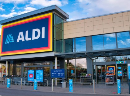 Brutális módszer egy Aldinál: már az üzletbe belépéskor levonják a pénzt a vásárlók kártyájáról