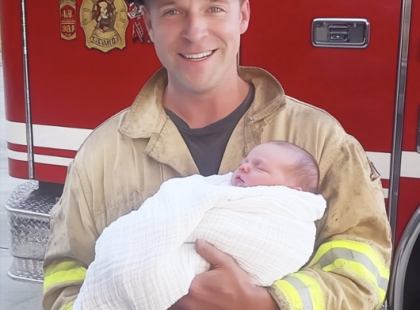 ÖRÖKBE FOGADTAM EGY BABÁT, AKIT A TŰZOLTÓÁLLOMÁS ELŐTT HAGYTAK – ÖT ÉVVEL KÉSŐBB EGY NŐ MEGJELENT AZ AJTÓMBAN, ÉS AZT MONDTA: 