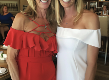 A feleségem 23 éve meghalt egy repülőgép-szerencsétlenségben – Ha tudtam volna, hogy ez nem az utolsó találkozásunk… ?
Nemrég találkoztam az új német kollégánkkal, Lillával, és hirtelen megfagytam. Rémisztően hasonlított a feleségemre, Katalinra, akit 23 éve elvesztettem egy repülőgép-szerencsétlenségben.
Megpróbáltam elhessegetni a gondolatot, és a munkára koncentráltam. Lilla hamar beilleszkedett, vidám és humoros személyisége mindenkit elvarázsolt. Nagyszerű kolléga és barát lett belőle – de félreértés ne essék, 23 évvel fiatalabb nálam, és ez egy olyan határ, amit sosem lépnék át.
Ahogy telt az idő, egyre jobban összecsiszolódtunk, és egy nap nevetve közölte velem:
? „Megmutattam anyának a fényképedet, és azonnal repülőjegyet foglalt. Talán szerelem volt első látásra, hm?”
Nevettem, és meghívtam őket vacsorázni.
Aztán az este egy hátborzongató fordulatot vett.
Amikor Lilla kiment a mosdóba, az anyja, Erika, hirtelen előrehajolt, és vasmarokkal megragadta a vállamat.
„Ne merészelj így nézni a lányomra… Nem ismersz meg, igaz?”
??A teljes történet megrázó fordulatokat tartogat, amit az olvasók a kommentekben találhatnak meg..