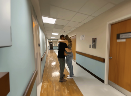 Elmentem az ultrahangra, de a férjemet egy terhes nővel ölelkezve láttam – titokban követtem őket, és ledöbbentem az igazságon! ??
Öt hosszú év próbálkozás után végre megtörtént: a terhességi teszten két csík jelent meg! Minden vágyam teljesült, de túl sok csalódás ért már, ezért nem mondtam el Gábornak. Előbb biztos akartam lenni benne.
A rendelőben a doktor a képernyőre mutatott: „Látja azt a kis pulzálást? Ez a babája szíve.”
A boldogság elsöpört mindent. A szívem tele volt reménnyel… de ez az érzés másodpercek alatt szertefoszlott.
Ahogy kiléptem a rendelőből, megpillantottam Gábort a folyosón. Egy másik nővel. Egy terhes nővel. Az ölelése gyengéd volt, keze a hasa alatt pihent, az arcán az a szeretetteljes mosoly ült, amit eddig csak nekem tartogatott.
A lábam földbe gyökerezett. Ez nem lehet véletlen. Nem lehet félreérteni.
Elrejtőztem a fal mellett, a szívem a torkomban dobogott. Ki ez a nő? Miért van Gábor itt, amikor elvileg az irodában kéne lennie?
Egyetlen gondolat járt a fejemben: meg kell tudnom az igazságot.
Így remegő kézzel hívtam egy taxit és titokban követni kezdtem őket… egy kis, eldugott házhoz! ??
⬇️ Olvasd tovább, mi történt, amikor bekopogtam az ajtón…
??A teljes történet megrázó fordulatokat tartogat, amit az olvasók a kommentekben találhatnak meg..