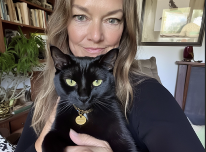 Egy fekete macska miatt hívtam fel egy idegen számot – Miután 1 millió forintot ajánlottak nekem, nemet mondtam… de megtaláltam a valódi boldogságot
Végre sikerült. 38 évesen egyedül megcsináltam. Évekig kuporgattam, próbáltam újraépíteni az életemet egy fájdalmas válás után, és most végre megvettem a saját kis házamat egy csendes környéken.
Nem volt hatalmas vagy fényűző, de az enyém volt. Minden nyikorgó padlódeszka és festéklepattogzás az önállóságomról és a kitartásomról mesélt.
Egy hűvös reggelen a verandán ülve kortyolgattam a kávémat, amikor először megláttam őt.
A macska ott ült a kőfalon, amely a kertemet elválasztotta az erdőtől. Fekete volt, mint az éjszaka, szemei smaragdzölden csillogtak, és egy arany címke lógott a nyakában. Olyan tekintélyt sugárzott, mintha egy királyi palotából szökött volna meg.
Nem állt szándékomban háziállatot tartani, de úgy tűnt, ő máshogy döntött.
Lecsusszant a falról, és kecsesen hozzám dörgölőzött, mintha mindig is hozzám tartozott volna.
– Hát te honnan jöttél? – kérdeztem, ahogy leguggoltam hozzá.
A nyakában lévő biléta csillogott a reggeli fényben. Egy név és egy telefonszám állt rajta.
„Archibald” – olvastam fel hangosan.
Megdörzsöltem az állát, és azon gondolkodtam, vajon hiányzik-e valakinek. Fel kellett hívnom a számot.
A vonal szinte azonnal kicsöngött.
– Halló? – szólt bele egy mély, nyugodt hang. Egy idősebb férfi lehetett.
– Jó reggelt! Egy fekete macskát találtam a kertemben, Archibald névvel a nyakában… – kezdtem, mire a férfi egy megkönnyebbült sóhajt hallatott.
– Ó, hála az égnek! Ő a feleségem macskája volt. Nagyon különleges számomra. Órák óta keresem. Hol található most? Azonnal odamegyek.
Tíz perccel később egy tökéletes állapotú veterán autó gördült be a házam elé. Az autóból egy hatvanas éveiben járó, kifogástalanul öltözött férfi szállt ki… és ekkor még nem sejtettem, milyen döntés elé állít majd a sors. ⬇️
??A teljes történet megrázó fordulatokat tartogat, amit az olvasók a kommentekben találhatnak meg..