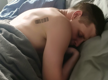 Titokzatos vonalkód a férjem hátán – amikor beolvastam, majdnem összeestem!
Hónapok óta éreztem, hogy Tamás megváltozott. Egyre később ért haza, folyton üzleti utakra ment, és ha otthon is volt, mintha már észre sem vett volna. Pedig épp most tudtuk meg, hogy gyermekünk lesz, és én azt hittem, ez még közelebb hoz majd minket. De ő egyre távolodott…
Egy este, egy hosszú út után, szinte szótlanul zuhanyozott le, majd azonnal lefeküdt aludni. Ahogy néztem, feltűnt egy furcsa jel a hátán – egy halvány, de jól kivehető vonalkód.
Összeszorult a szívem. Nemrég láttam egy videót egy nőről, aki így leplezte le hűtlen párját – a szeretője titokban egy vonalkódot tetováltatott rá, hogy lebuktassa!
Lehetséges, hogy Tamás is…?
A kezem remegett, de elővettem a telefonomat, és beolvastam a kódot. Felkészültem a legrosszabbra.
De amit a képernyőn láttam, az mindent megváltoztatott.
Egy telefonszám jelent meg, alatta pedig egy rövid, dermesztő üzenet:
„Hívj fel azonnal! Kevés ideje van hátra.” ⬇️?
⬇️ A teljes történet megható fordulatokat tartogat, amit az olvasók a kommentekben találhatnak meg.