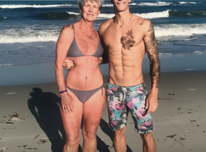 55 évesen darabokban volt az életem – de amikor végre újrakezdhettem volna, egyetlen éjszaka alatt mindent elloptak tőlem! ??
A házasságom romokban hevert, a családom széthullott, és az egyetlen kapaszkodóm a regényem volt. Két év munkája, az utolsó dolog, ami még értelmet adott az életemnek.
Aztán megjelent Éva, a legjobb barátnőm.
– Elég volt, Zsófi! Fogod a bőröndöd, és elmegyünk egy szigetre! Ki kell szakadnod ebből a pokolból.
Úgy voltam vele, miért ne?
És ekkor lépett be az életembe Bence.
Magas, vonzó, intelligens, ellenállhatatlanul sármos – minden megvolt benne. Azt hittem, végre új esélyt kapok az élettől.
Az éjszakánk tökéletes volt. Az első alkalom hosszú idő óta, hogy újra boldognak éreztem magam.
Aztán másnap reggel…
? Bence eltűnt.
? A regényem is eltűnt a laptopomról.
Pánikban rohantam Évához, de megtorpantam az ajtaja előtt, amikor meghallottam egy hangot.
Bence.
? Bence: „Csak meg kell találnunk a megfelelő kiadót.”
? Éva: „Ő soha nem fogja tudni, mi találta el…”
? Ekkor értettem meg, hogy végig átvertek… ???⬇️ A teljes történet megható fordulatokat tartogat, amit az olvasók a kommentekben találhatnak meg.