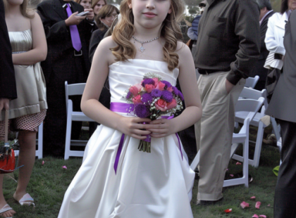 A MENYASSZONYOM BE AKARTA ZÁRNI A LÁNYOMAT EGY SZOBÁBA , HOGY NE LEGYEN OTT AZ ESKÜVŐNKÖN – DE ÉN MINDENT TUDTAM, ÉS ÚGY -DE ÚGY VISSZAVÁGTAM!!!
Azt hittem, életem egyik legszebb napja lesz. Az esküvőm napja. Minden tökéletesnek tűnt, míg egy véletlenül elkapott beszélgetés mindent meg nem változtatott.
Éva, a menyasszonyom, titokban azt tervezte, hogy kizárja a kilencéves kislányomat, Adélt az esküvőről. A koszorúslányai között suttogva megparancsolta, hogy 