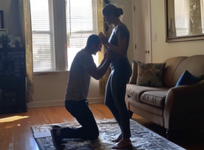 A vőlegényem térden állva könyörgött anyámnak, amikor hazaértem – elrejtőztem, hogy kiderítsem, miért”
Azt hittem, tökéletes az életem… Egy héttel az esküvő előtt egy rejtett titok mindent romba döntött.
Az esküvőnk előtti héten már fuldokoltam a stresszben. A munka, az utolsó pillanatos szervezések és a végtelen feladatlista teljesen lefoglalt, alig volt időm gondolkodni. Balázzsal átmenetileg a szüleimnél laktunk, hogy spóroljunk az esküvő előtt.
Aznap délután valami furcsát éreztem. Rosszullét tört rám, szédültem, mintha valami nem lenne rendben. Úgy döntöttem, hamarabb hazamegyek.
Lassan begurultam a felhajtóra, csendben nyitottam be a hátsó ajtón, és akkor megmerevedtem.
Zokogás.
A nappali felől.
Lassan, remegő léptekkel haladtam előre, a szívem a torkomban dobogott. Amikor óvatosan bepillantottam a sarkon, a gyomrom összeszorult.
Balázs ott térdelt.
Könyörgött.
Anyám fölé magasodott, arca kifejezéstelen, szinte jéghideg volt. Aztán, kimért, nyugodt hangon megszólalt:
– Jól van. Nem mondom el. – Egy pillanatnyi csend után azonban hozzátette: – De csak egy feltétellel.
Balázs hangja sírástól elcsuklott.
– Kérem, Klára… ne tegye ezt velem. Könyörgöm…
Mintha jéghideg vízzel öntöttek volna le.
A szívem összeszorult, az agyam pedig sikoltott: Mi folyik itt?!
Mi volt ez a titok? Miért könyörög Balázs anyámnak?
Nem bírtam tovább.
– Mit ne tegyen?! – léptem elő a sarokból, és azonnali válaszokat követeltem.
Akkor még nem tudtam, hogy egyetlen mondat mindent megváltoztat.
??⬇️⬇️⬇️A teljes történet az ELSő kommentben található.