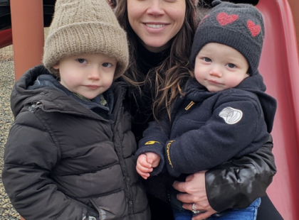 Váratlanul egy ételfutár érkezett – A blokk hátulján talált üzenet örökre megváltoztatta az életem
Egy átlagos csütörtök este volt, vagyis éppen ugyanolyan káosz uralkodott otthon, mint mindig. Ötéves fiam, Levente egy óriási LEGO-tornyot épített, míg a kétéves Lili úgy döntött, hogy a nappali szőnyege a tökéletes vászon egy joghurtból készült mesterműhöz.
Kimerült voltam. Az egyedülálló anyaság két éve lett a valóságom, amikor a férjem elhagyott minket. Egy másik nőt választott, új családot alapított, és hátrahagyta az életünk romjait.
Épp befejeztem Lili legújabb alkotásának feltakarítását, amikor megszólalt a csengő. Nem vártam senkit, és azt hittem, egy szomszéd vagy valamilyen ügynök az.
De amikor kinyitottam az ajtót, egy fiatal férfi állt ott futáregyenruhában, kezében egy nagy papírzacskóval, rajta egy kínai étterem logójával.
– Jó estét, Kis-Kata asszonyhoz hoztam egy rendelést – mondta, miközben a telefonján ellenőrizte a nevet.
– Biztosan rossz helyre jött – válaszoltam zavartan.
A futár elbizonytalanodott, újra megnézte az adatokat.
– Már ki van fizetve. Biztos, hogy nem ön rendelte?
Megráztam a fejem.
– Tényleg nem.
A férfi vállat vont.
– Nos… senki nem veszi fel a megadott számot. Akkor úgy tűnik, öné az étel. Jó étvágyat!
És ezzel átnyújtotta a zacskót, majd elsétált az autójához.
Kíváncsian és kissé értetlenül vittem be a csomagot.
Az édes-savanyú csirke illata gyorsan betöltötte a konyhát, és a gyomrom korgott egyet. Miközben letettem a zacskót a pultra, észrevettem egy blokkot benne.
De ami igazán megdöbbentett, az a hátulján kézzel írt üzenet volt.
Szívem vadul kalapálni kezdett, amikor elolvastam… ⬇️??⬇️⬇️⬇️A teljes történet az ELSő kommentben található.