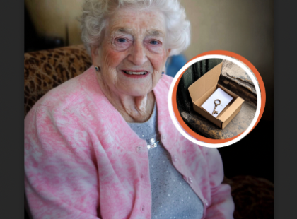 Egyedül maradtam özvegyen, de valaki titokban gondoskodott rólam – az utolsó csomag teljesen sokkolt! ?
Amikor a férjem meghalt, rettegtem. Nem voltak gyerekeink, sem családom – csak én maradtam, magamra utalva. Nem tudtam, hogyan fogom egyedül leélni az életem hátralévő részét.
Aztán egy nap váratlan dolog történt. Egy futár jelent meg az ajtómban egy hatalmas halom csomaggal. Amikor kibontottam őket, meglepődve láttam, hogy minden benne volt, amire szükségem lehetett: háztartási eszközök, ruhák, élelmiszerek.
Fogalmam sem volt, honnan jöttek. Kérdeztem a futárt, de ő csak vállat vont: „A feladó névtelen szeretne maradni.” Nem értettem, ki lehet ez a rejtélyes jótevő, de elfogadtam a segítséget, teljesen meghatottan.
De aztán még furcsább dolgok kezdtek történni. A csomagok minden egyes nap megérkeztek – és egyre több és több lett belőlük. Végül egy utolsó, apró doboz várt az ajtóm előtt. Egy kulcs volt benne... és egy levél, amitől földbe gyökerezett a lábam. ???⬇️A teljes történet a kommentek között található