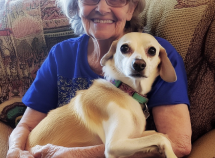 „68 éves vagyok, és megmentettem egy kutyát, akit egy fához kötöttek és magára hagytak a zuhogó esőben – ami ezután történt, az mindenkit megdöbbentett!”
Teljesen átázva, csontig átfagyva, reszketve feküdt a sárban. Nem volt előtte se étel, se víz, csak egy durva kötél szorította a nyakát, amely kegyetlenül egy fához rögzítette. És mégis… amikor a szemünk találkozott, megcsóválta a farkát.
Abban a pillanatban tudtam, hogy nem hagyhatom ott.
El sem tudom képzelni, milyen szörnyűségeken mehetett keresztül ez a kutya. Ki képes ilyet tenni egy ártatlan állattal? Ki lehet olyan szívtelen, hogy a legnagyobb viharban egyedül hagyjon egy hűséges lényt a biztos halálra ítélve?
Nem érdekelt, ki és miért tette ezt vele. Csak egy dolog számított: meg kellett mentenem.
Levettem a kabátomat, óvatosan bebugyoláltam, és a karjaimban vittem haza. Minden egyes lépésnél éreztem, ahogy a kis teste remeg, de a szemeiben már ott csillant egy apró szikra: reménykedett, hogy talán most végre minden jobbra fordul.
Ami ezután történt, mindent megváltoztatott – nemcsak az ő életét, hanem az enyémet is…  ⬇️?⬇️A teljes történet a kommentek között található.