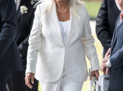 A MOSTOHAANYÁM ÉS A NÉGY GYEREKE FEHÉRBEN JELENT MEG APÁM TEMETÉSÉN – CSAK KÉSŐBB ÉRTETTEM MEG, MIÉRT AKARTA EZT APÁM!Apám hosszú ideig beteg volt, és azt akartam, hogy a temetése méltó módon tisztelegjen előtte. De amikor Mária, a mostohaanyám, megérkezett a négy felnőtt gyerekével, mindannyian hófehér ruhában, az egész templom elnémult a döbbenettől.Mindenki más feketében gyászolt, míg ők úgy néztek ki, mintha egy nyári partira készültek volna.Én: 