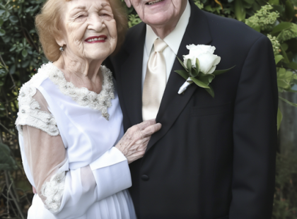 Egy idős házaspár 53 év házasság után elválik – évekkel később a férfi meglátja az exfeleségét egy fiatalabb férfival egy kávézóban… és az igazság mindent megváltoztat