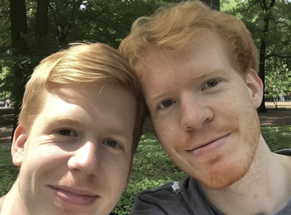 Egy DNS-teszt miatt tudtam meg a sokkoló igazságot – A testvérem emlékezett a régmúltban történt dologra, amiről én soha nem tudtam....
Egy ártatlan kíváncsiságból elvégzett DNS-teszt teljesen felforgatta az életemet. Az eredmények megérkeztek, és egy név díszelgett előttem a képernyőn: Dániel, a testvérem.
Testvérem? De hiszen egykeként nőttem fel!
Azonnal megkérdeztem apámat, de amint kimondtam a nevet, az arca elsápadt, a kezei megremegtek.
– Figyelj… ne mondd el anyádnak. Ő nem tudja. Évekkel ezelőtt volt egy afférom. Ha kiderülne, elhagyna.
Megígértem, hogy hallgatok, de valami nem hagyott nyugodni. Felkerestem Dánielt, és találkoztunk.
– Emlékszel a tóra a régi házunk mellett? – kérdezte mosolyogva. – Mindig a régi hintán lógtunk, és köveket dobáltunk a vízbe.
Megdermedtem.
– Miről beszélsz? Mi soha nem éltünk együtt!
Dániel arca elkomorult.
– Hogy érted ezt? Együtt nőttünk fel öt éves korunkig! És Scruffy, a kutyánk? Mindig a nyomunkban volt.
Lefagytam.
– Apám azt mondta, hogy te csak… egy affér gyereke vagy. Csak néhány napja tudtam meg, hogy létezel.
Dániel arca elsötétült.
– Várj… Te azt hiszed, hogy én vagyok az affér gyerek? – elhallgatott, mintha valami nagyot próbált volna feldolgozni. Aztán végül kimondta:
„Te… nem emlékszel arra a napra?” ⬇️
⬇️?⬇️A teljes történet a kommentek között található.