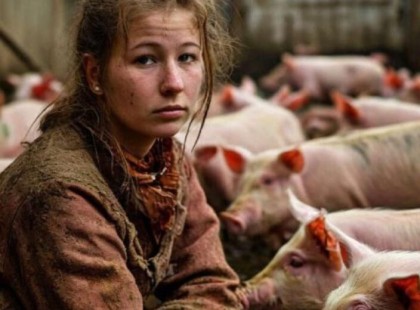 Az após arra kényszerítette a terhes menyét, hogy kitakarítsa a disznóólat. Egy nap titokban követte, majd bezárta mögötte az ajtót...