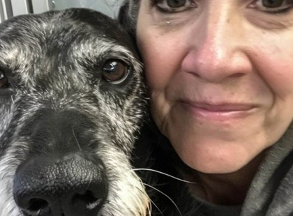 Örökbe fogadtam egy idős kutyát, hogy boldog legyen az utolsó hónapjában – de végül ő mentette meg az életemet! ?❤️