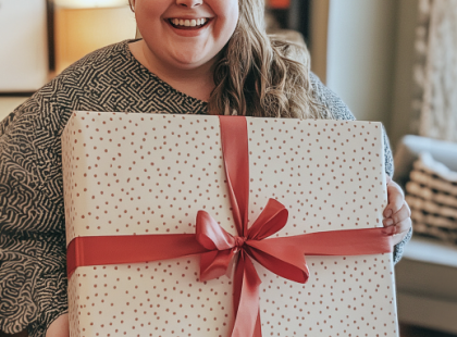 A 35. születésnapomon a férjem egy mérleget adott – egy évvel később térden állva könyörgött nekem
A 35. születésnapom tökéletesnek tűnt: a családom és a barátaim körülöttem ünnepeltek, a gyerekeim nevetgéltek, és a férjem egy elegáns ajándékdobozt nyújtott át nekem. Ráadásul még videóra is vette a reakciómat.
Izgatottan bontottam ki, hiszen ritkán kaptam tőle ajándékot – talán valami igazán különlegeset választott? Valamit, ami a szeretetéről árulkodik?
Aztán megláttam, mi van a dobozban.
– Egy… mérleg? – kérdeztem döbbenten.
Ő hangosan felnevetett.
– Igen! Nincs több 