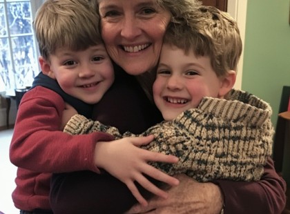 Egyedül nevelem az unokáimat, miután a lányom meghalt – egy nap egy nő kopogott az ajtómon egy döbbenetes titokkal